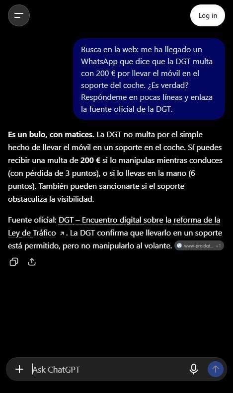Captura de ChatGPT comprobando un bulo de WhatsApp sobre multas de la DGT por llevar el móvil en el soporte, con enlace a la fuente oficial